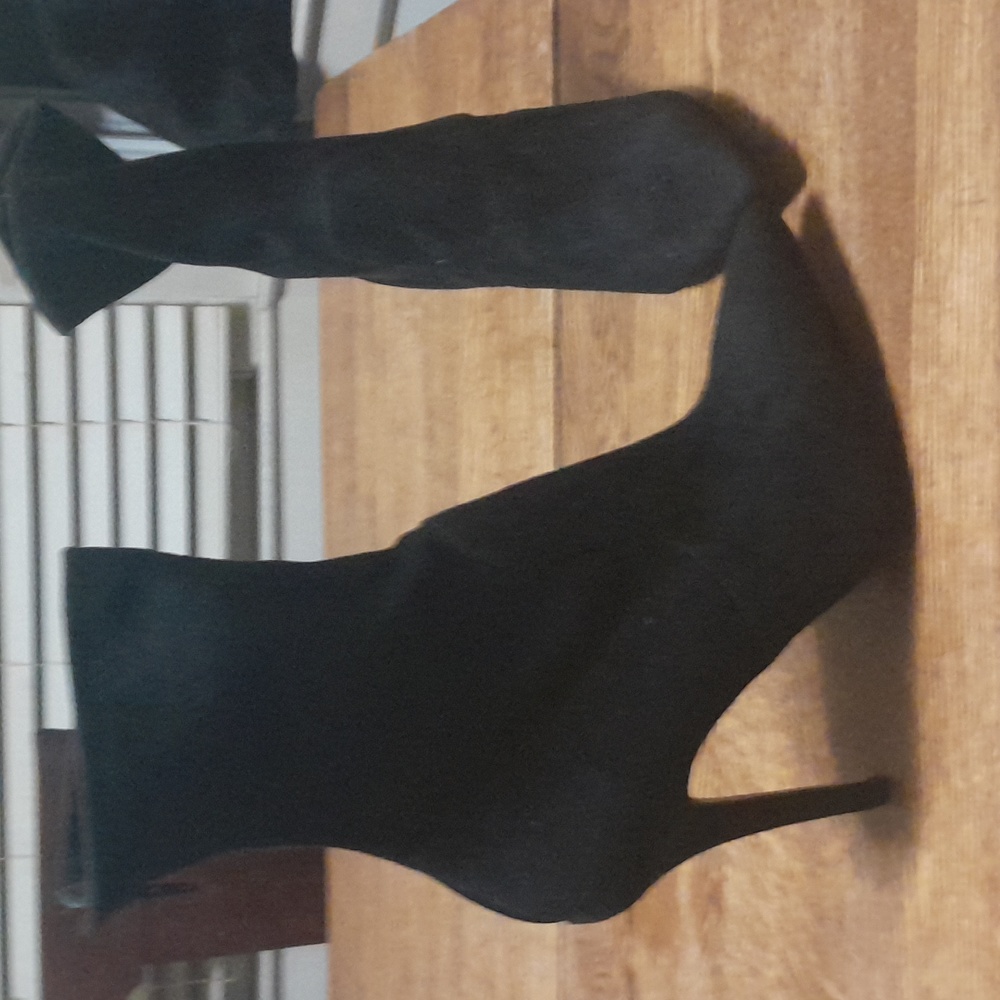 Black Aldo Suede ankle boots size 11